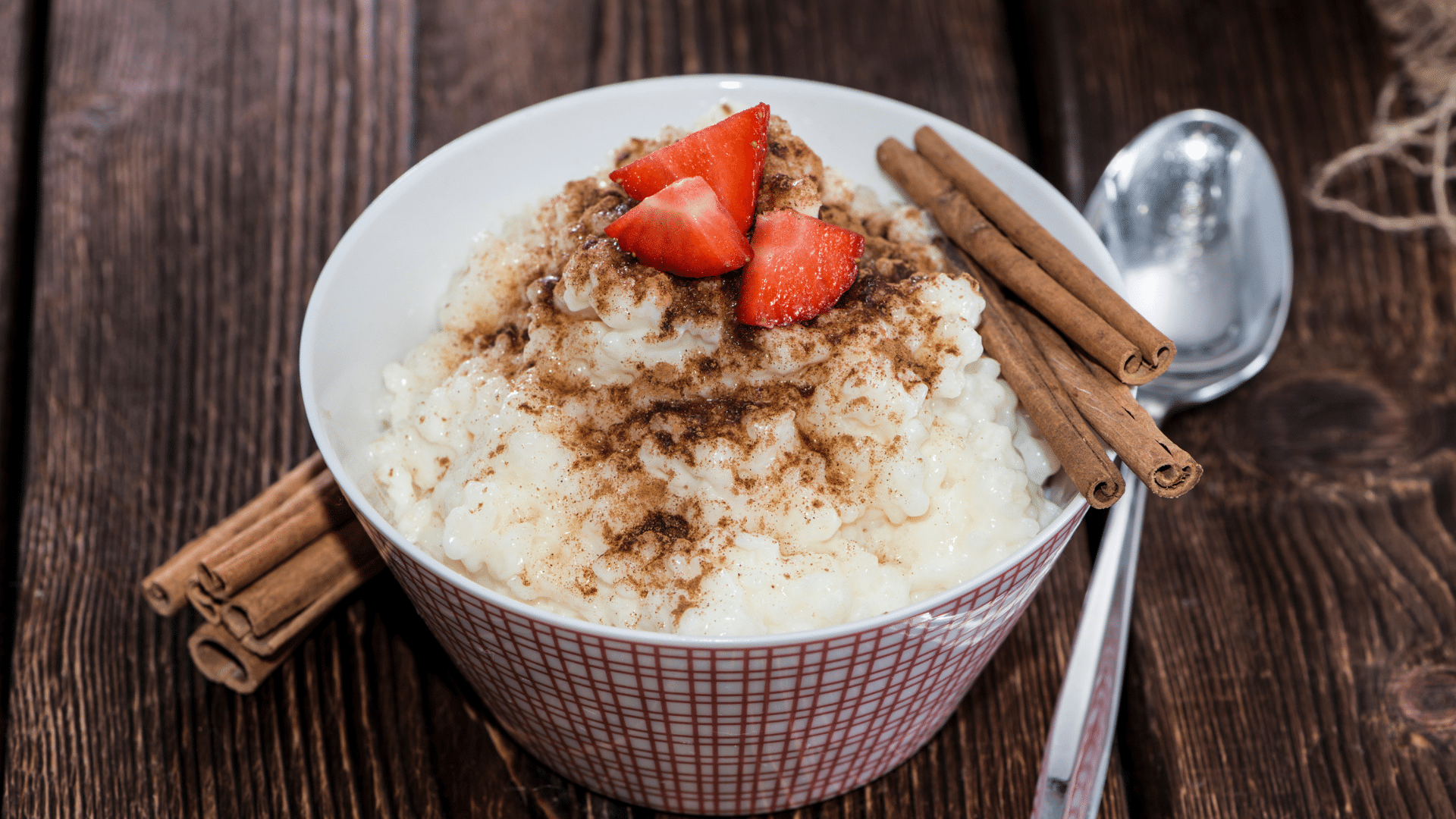 Recette Printemps 2024 : riz au lait, aux fraises et aux épices pour un dessert plein de douceur