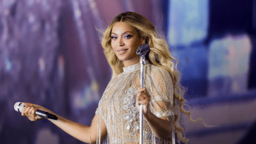 Beyoncé : sa tenue Versace lors des iHeart Music Awards ne passe pas inaperçue