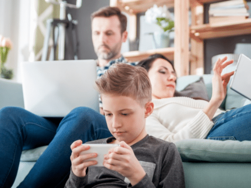 Autorité parentale : avez-vous le droit de fouiller le téléphone de votre enfant ?