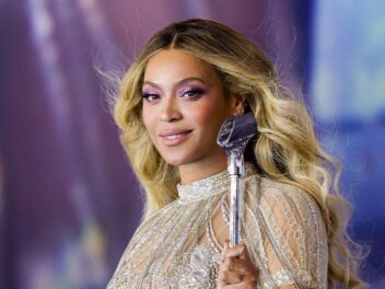 Beyoncé : sa tenue Versace lors des iHeart Music Awards ne passe pas inaperçue (PHOTOS)