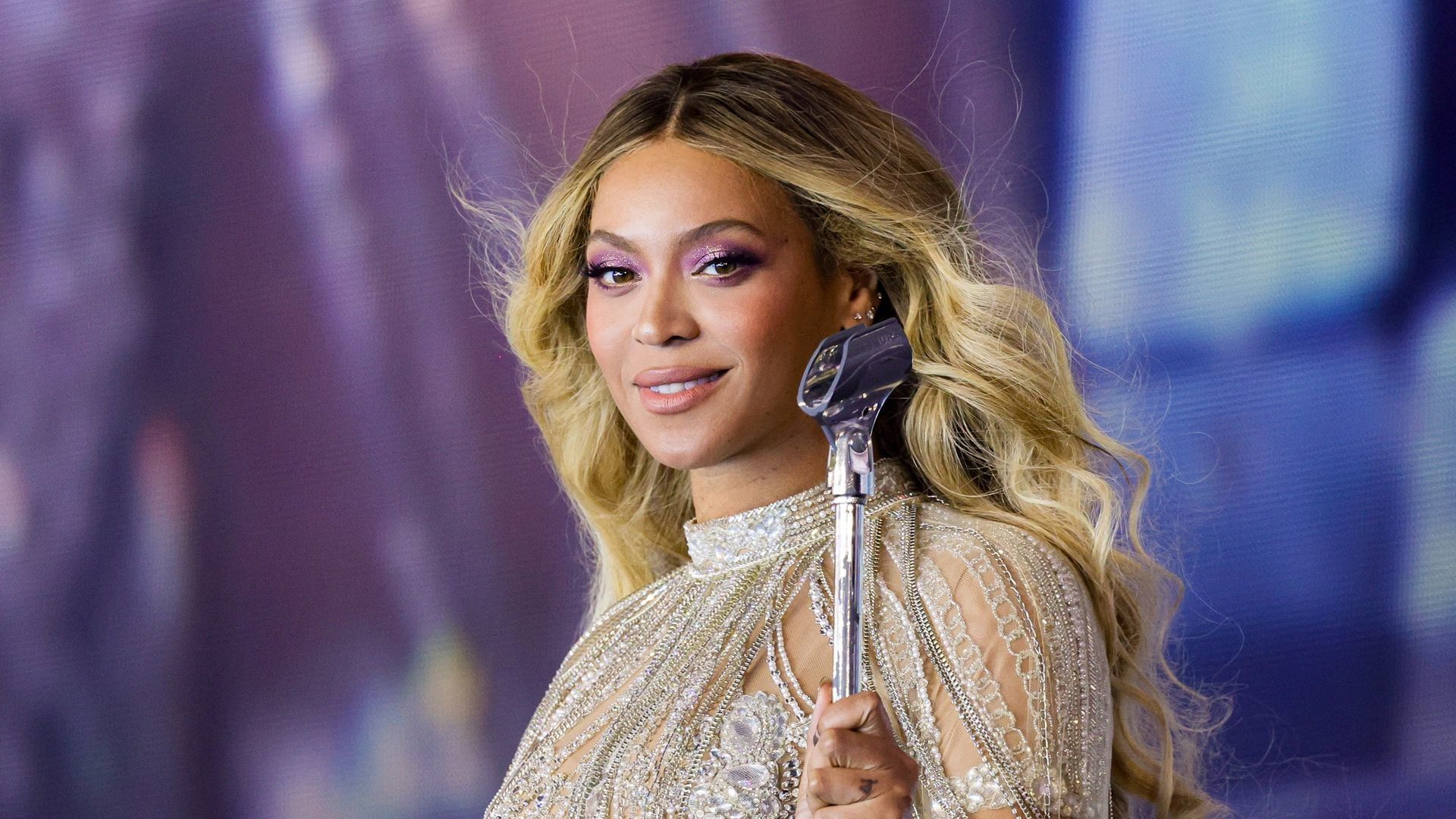 Beyoncé : sa tenue Versace lors des iHeart Music Awards ne passe pas inaperçue (PHOTOS)