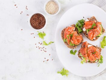 Jessica Alba : sa recette de saumon méditerranéenne dévoilée, et c’est un délice !