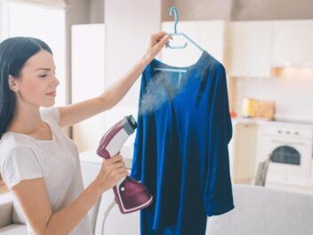 Défroisser vos vêtements sans fer à repasser ? Cet accessoire défie les géants de l’électroménager