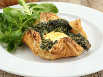 Entrée feuilletéen : friand aux épinards, chèvre et feta