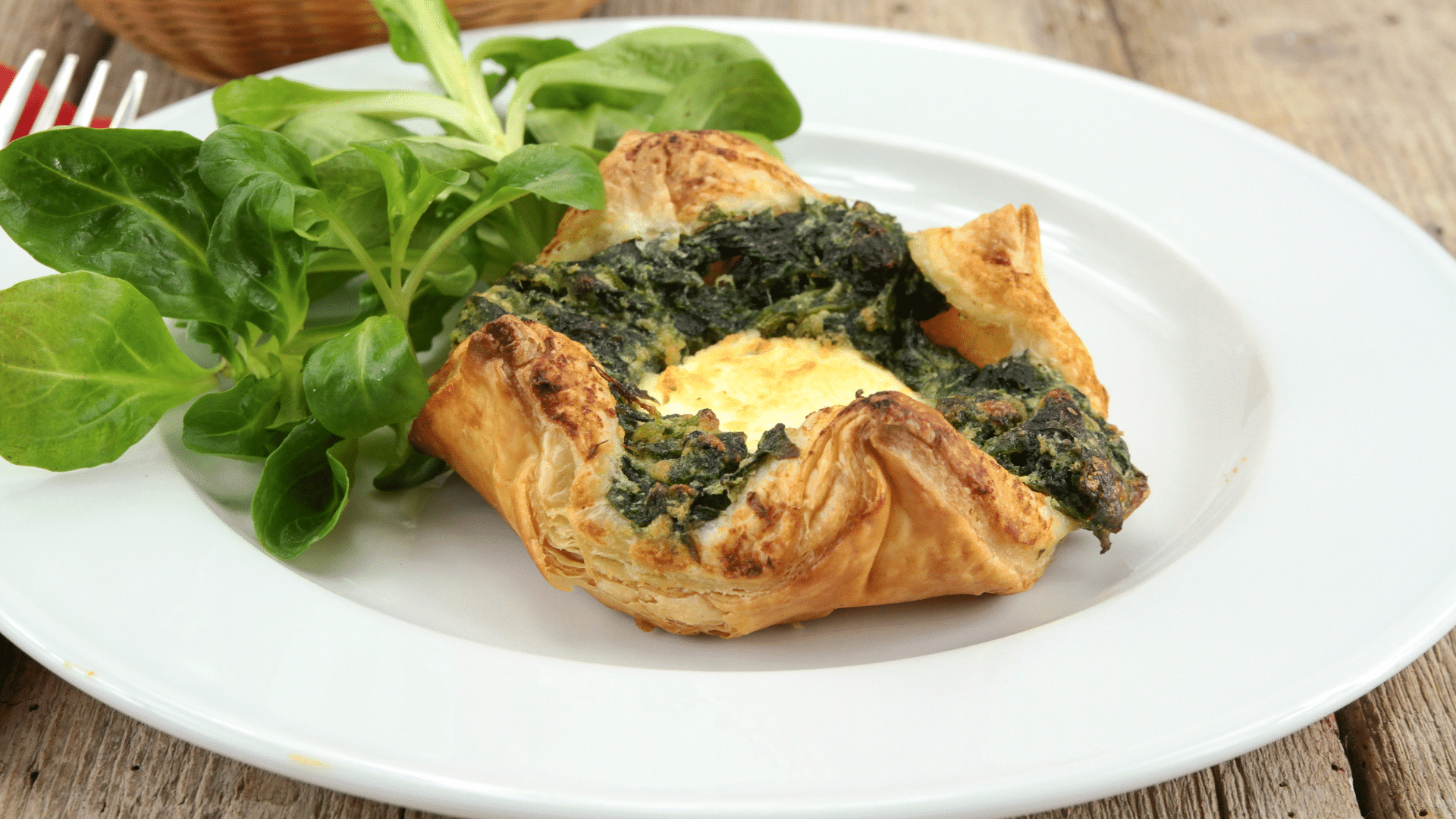 Entrée feuilletéen : friand aux épinards, chèvre et feta