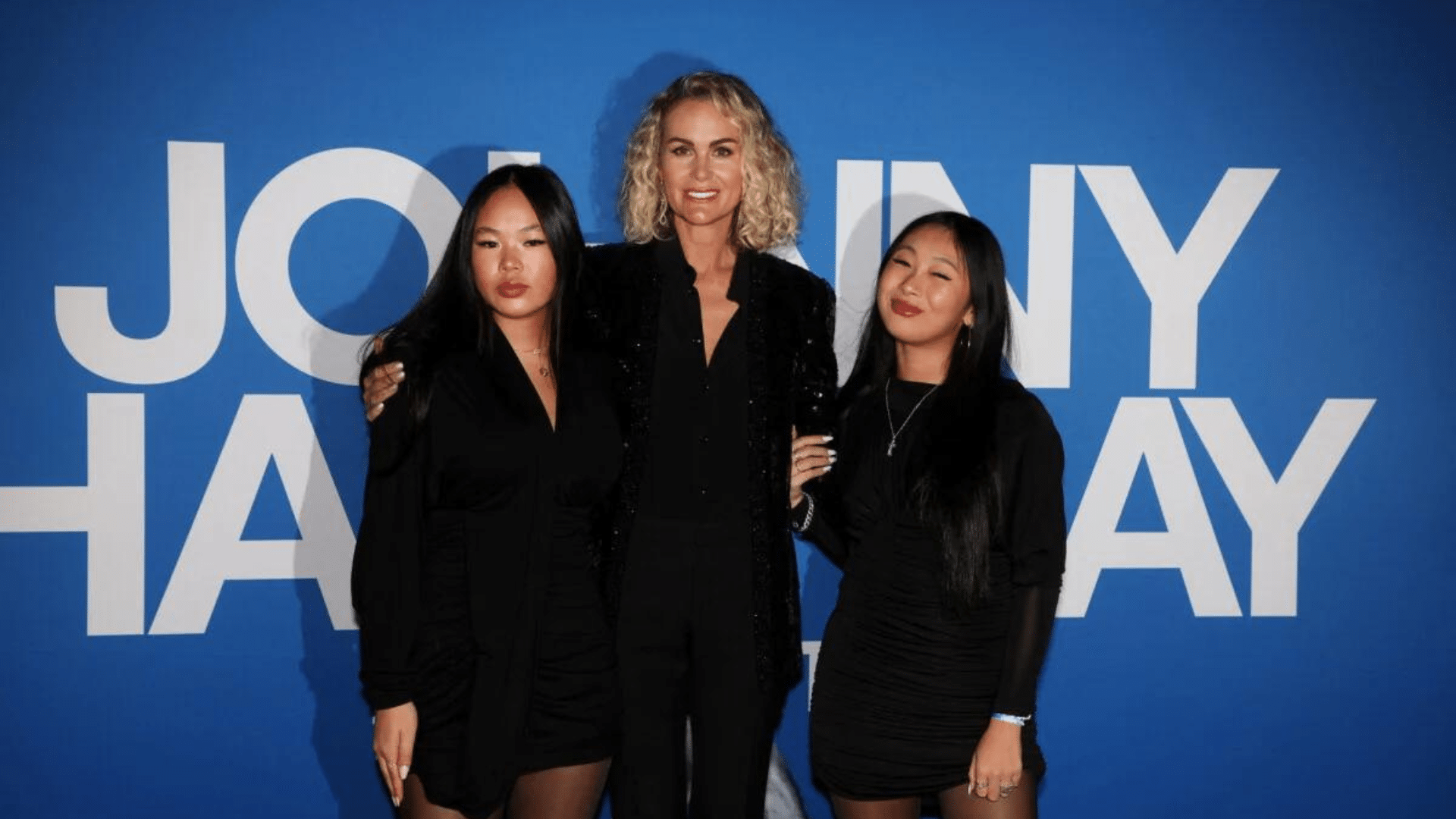 Laeticia Hallyday : avec une de ses filles au festival Coachella, l’autre est en République dominicaine