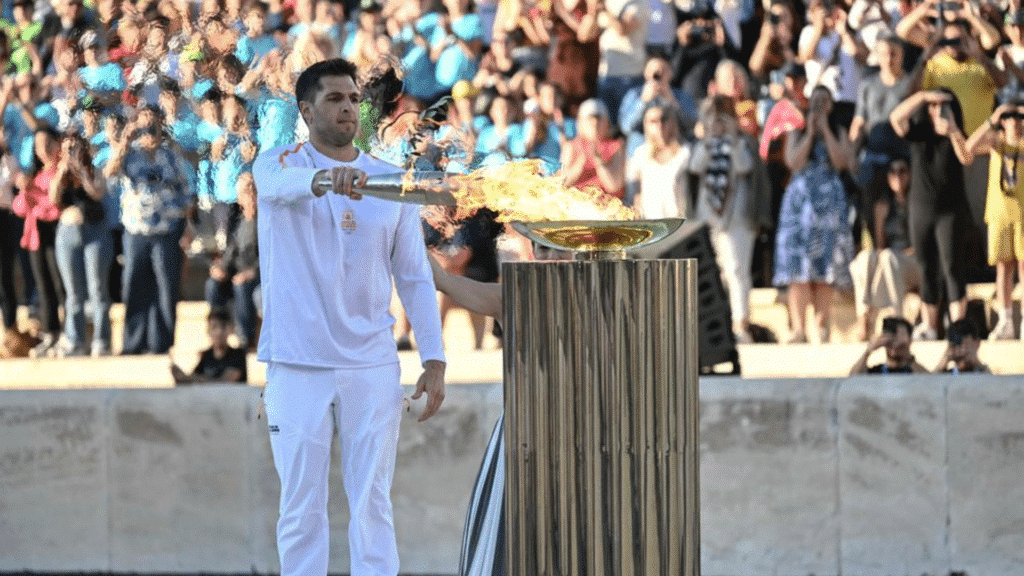 JO 2024 : la flamme olympique a été remise à la France (IMAGES)