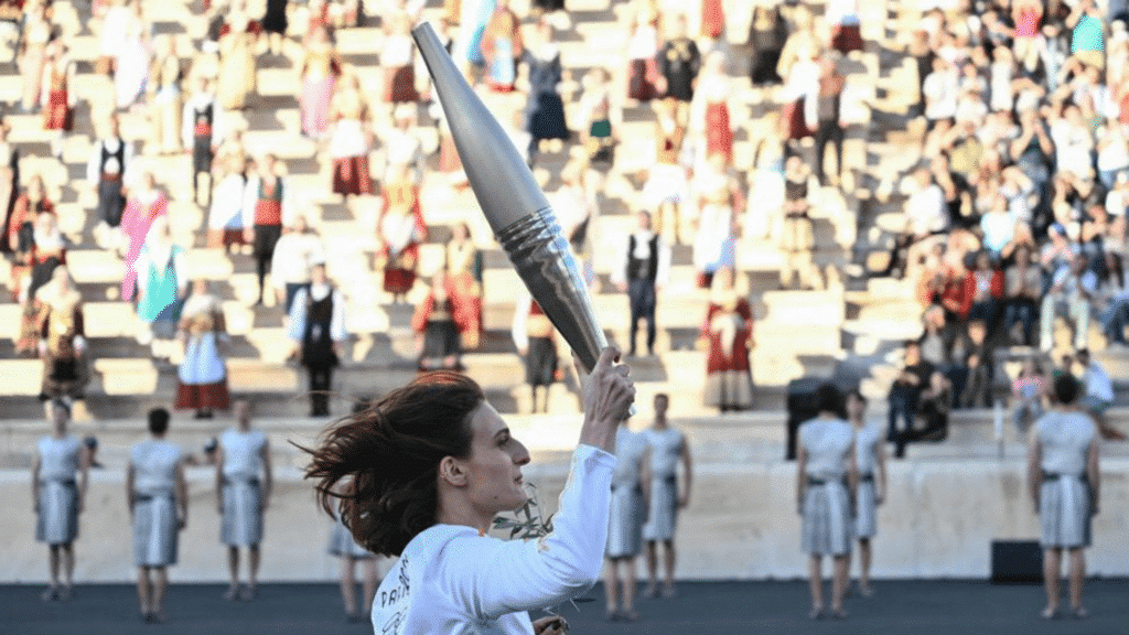 JO 2024 : la flamme olympique a été remise à la France (IMAGES)