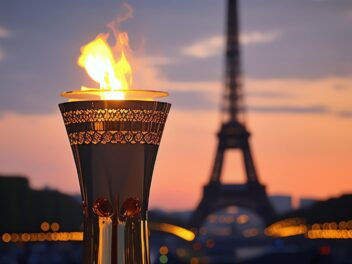 JO 2024 : la flamme olympique a été remise à la France (IMAGES)