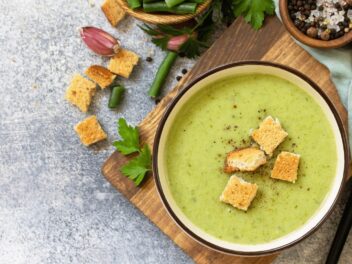 Recette printemps 2024 : velouté de petits pois au pesto de noix