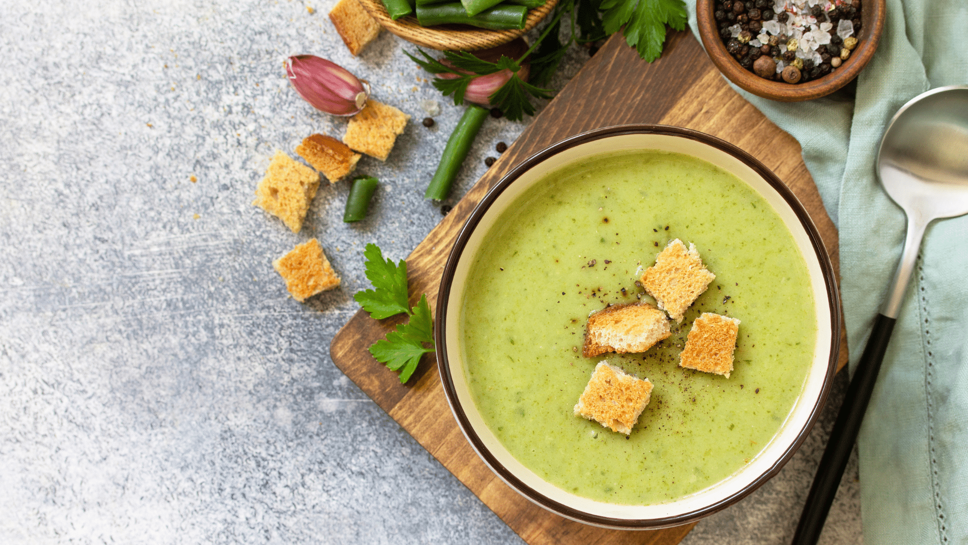 Recette printemps 2024 : velouté de petits pois au pesto de noix