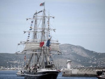 La France récupère le flambeau olympique à bord du Belem : cap sur Marseille depuis le port du Pirée
