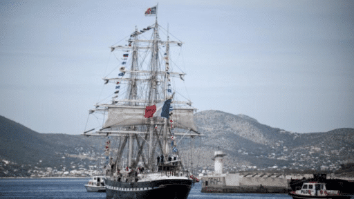 La France récupère le flambeau olympique à bord du Belem : cap sur Marseille depuis le port du Pirée