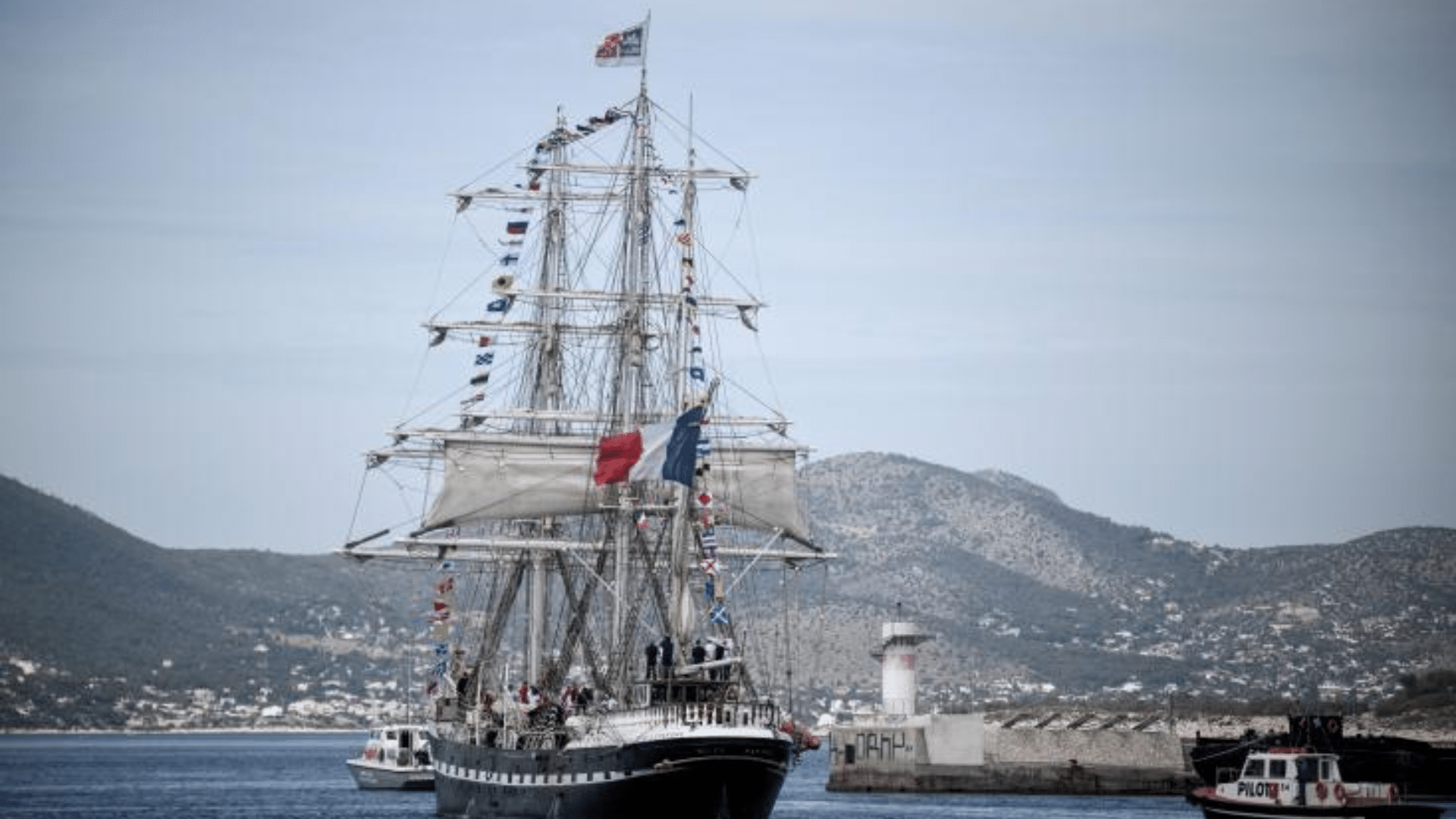 La France récupère le flambeau olympique à bord du Belem : cap sur Marseille depuis le port du Pirée