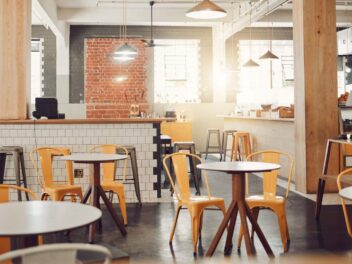 Ce restaurant offre une bouteille gratuite à ses clients contre une demande surprenante