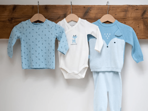 Des vêtements pour bébé rappelés dans toute la France pour risque “d’arrêt respiratoire”