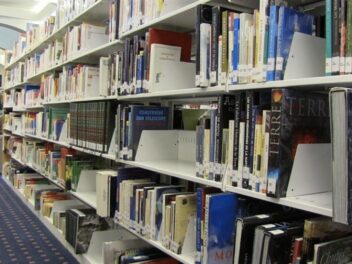 Une mère de famille rend des livres en retard à la bibliothèque et se voit visée par un mandat d’arrêt
