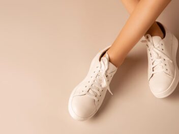 Baskets blanches : ce produit à moins de 10 euros pour les entretenir !
