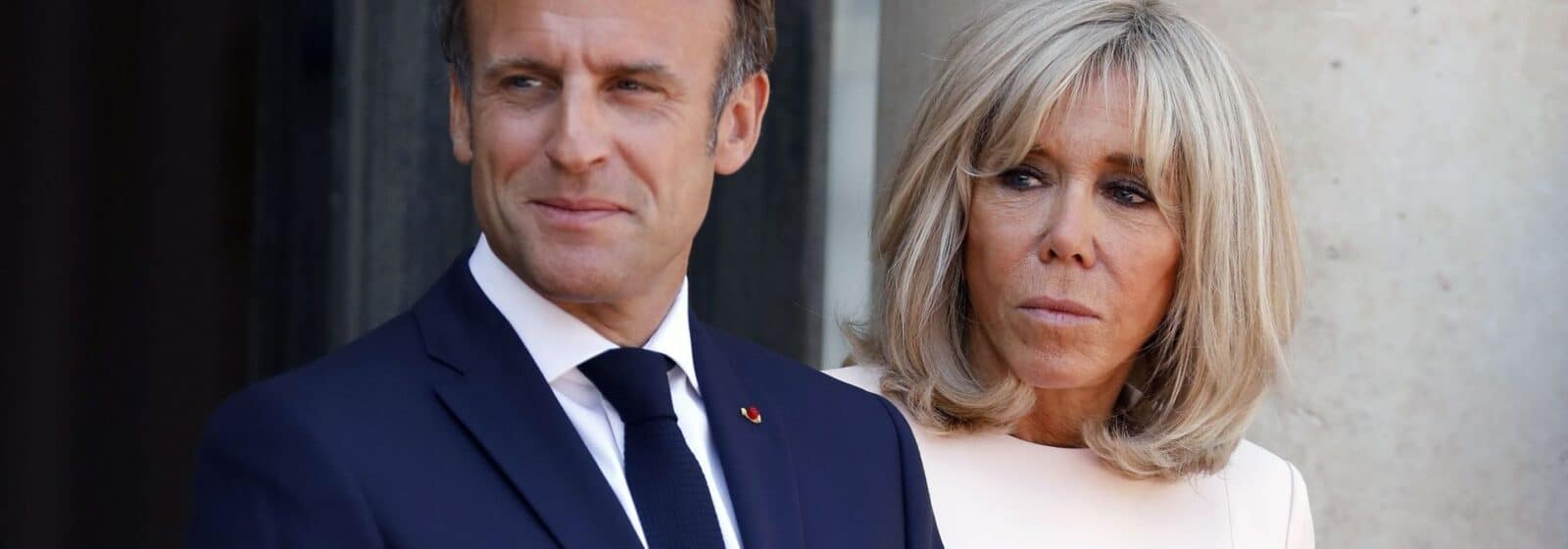 Brigitte et Emmanuel Macron : rare baiser en public du couple capturé lors d'un match de football caritatif !