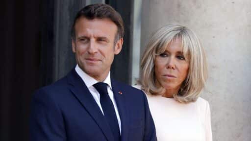 Brigitte et Emmanuel Macron : rare baiser en public du couple capturé lors d'un match de football caritatif !