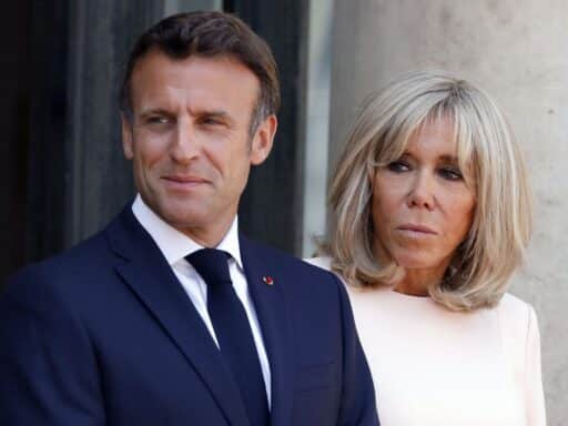 Brigitte et Emmanuel Macron : rare baiser en public du couple capturé lors d'un match de football caritatif !