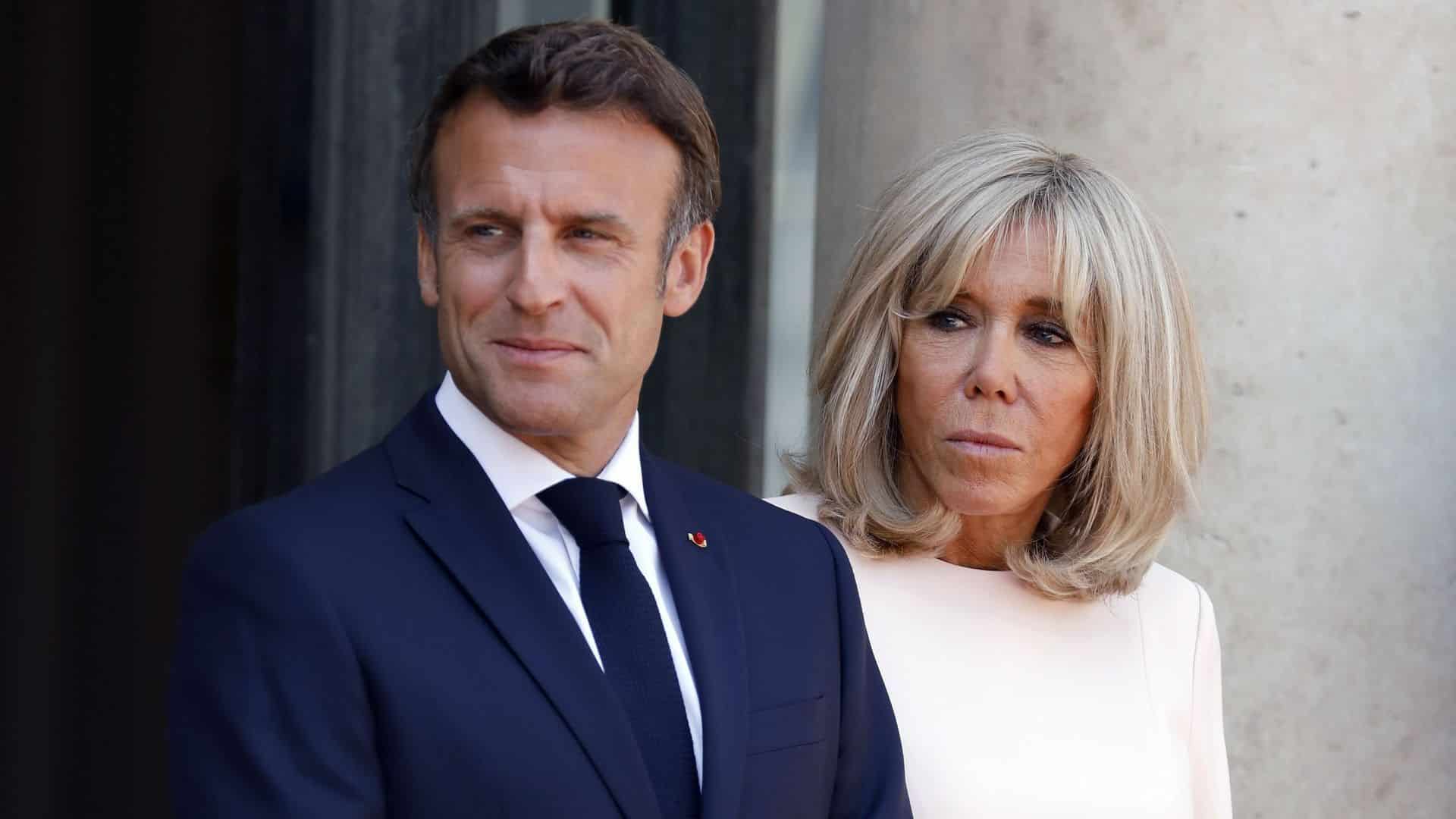 Brigitte et Emmanuel Macron : rare baiser en public du couple capturé lors d’un match de football caritatif !