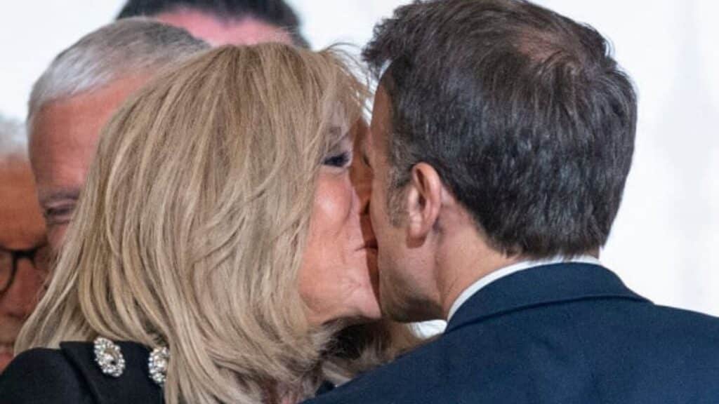 Brigitte et Emmanuel Macron : rare baiser en public du couple capturé lors d’un match de football caritatif !