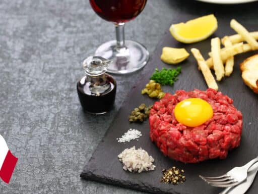 Steak Tartare à la Française : un plaisir bistrot à préparer chez soi pour les journées ensoleillées