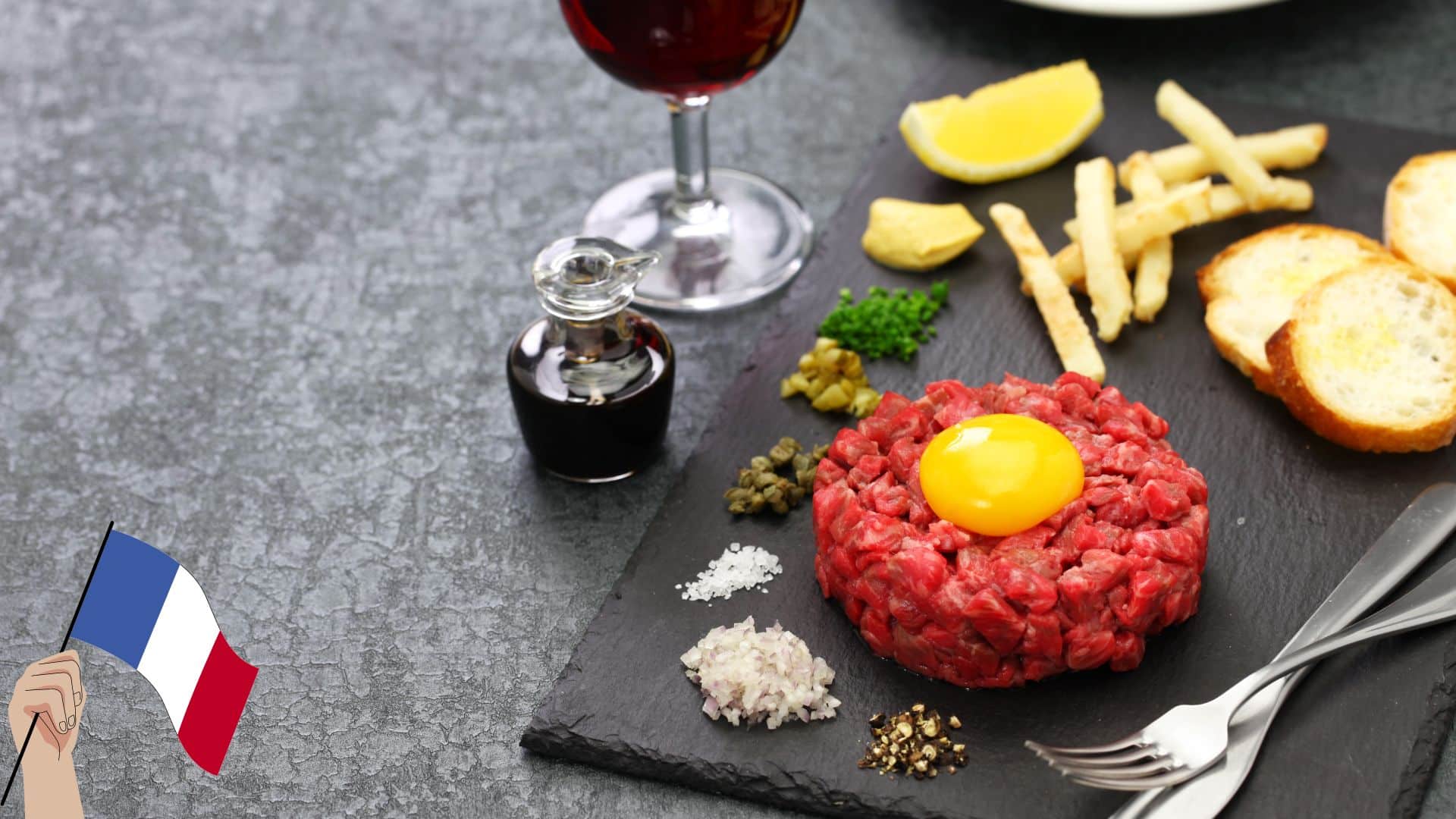 Steak Tartare à la Française : un plaisir bistrot à préparer chez soi pour les journées ensoleillées