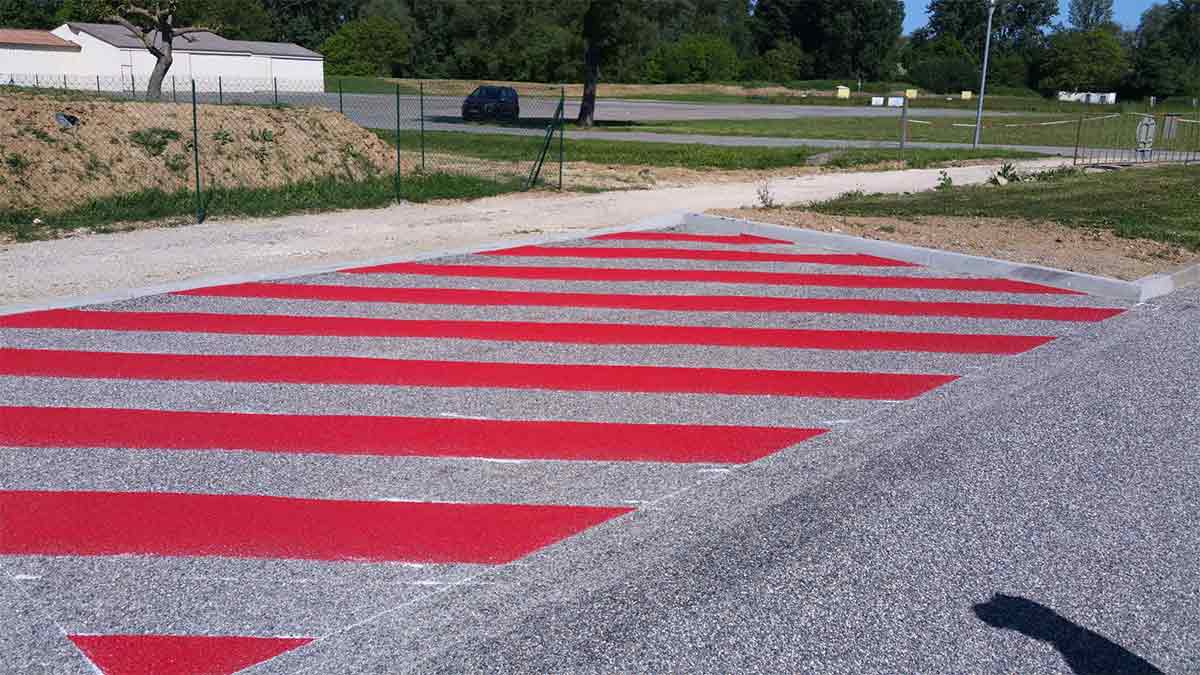 Alerte rouge sur les routes : le nouveau marquage qui va vous faire freiner !
