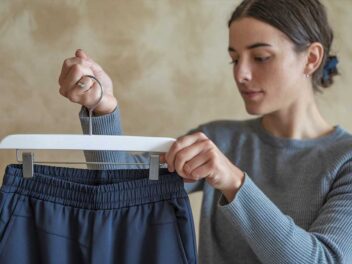Le pantalon à élastique : le secret mode de grand-mère qui fait trembler la fashion sphère