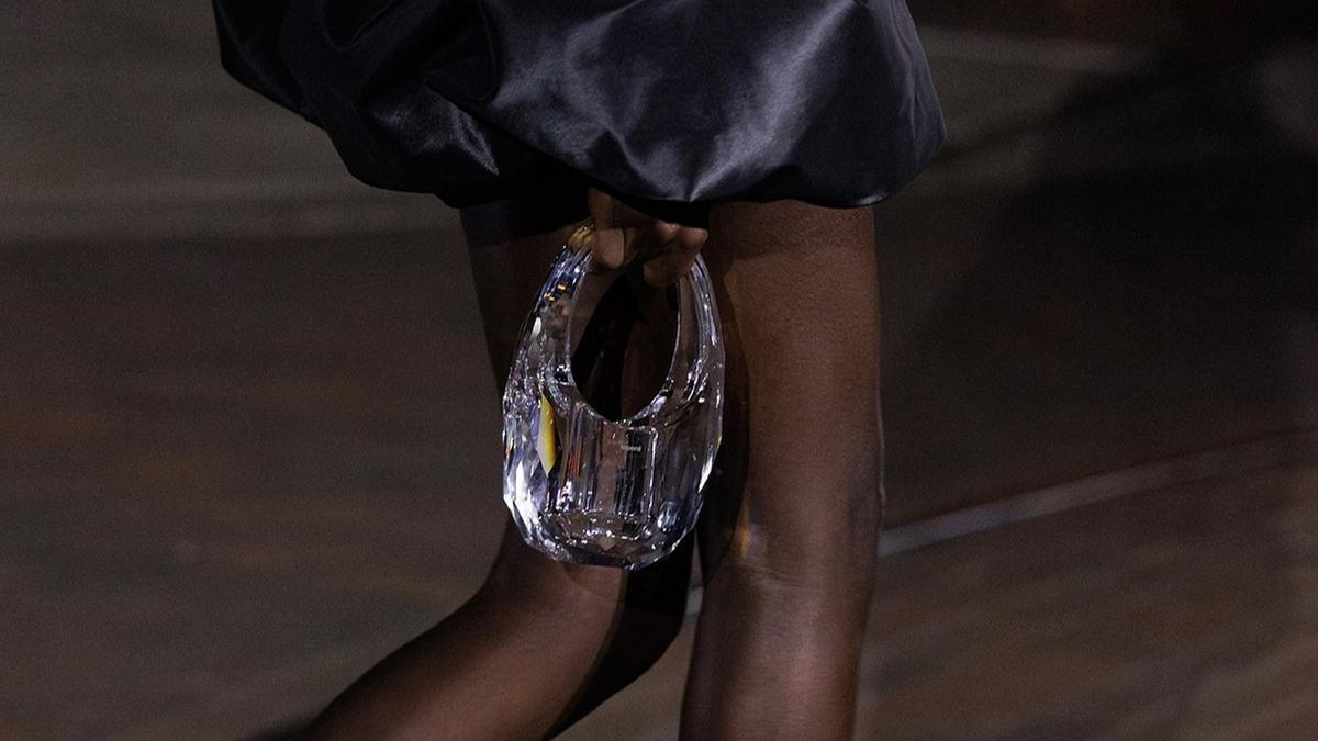 Coperni révolutionne la mode avec un sac à main en cristal qui fait rêver les fashionistas