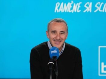 Élie Semoun révèle son « horrible » erreur et se fait retirer un tatouage d’abeille dans une clinique parisienne !