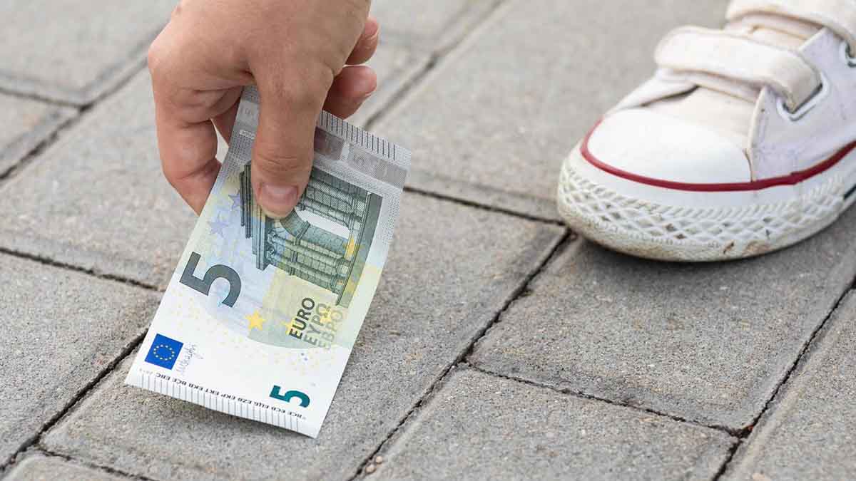 Ramasser l’argent par terre : Un piège qui pourrait vous envoyer en prison !
