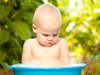 Canicule : 5 erreurs fatales à ne pas commettre avec votre bébé cet été