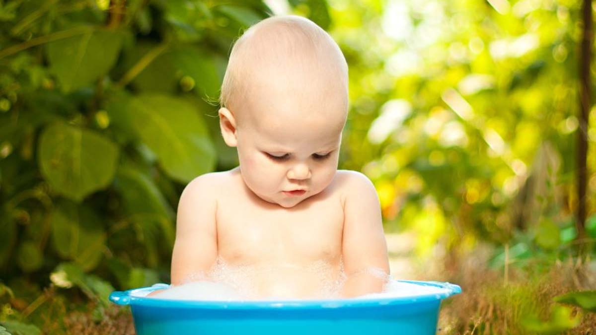 Canicule : 5 erreurs fatales à ne pas commettre avec votre bébé cet été