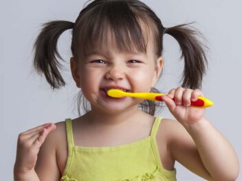Les astuces imparables selon ce dentiste pour que votre bébé accepte de se brosser les dents !