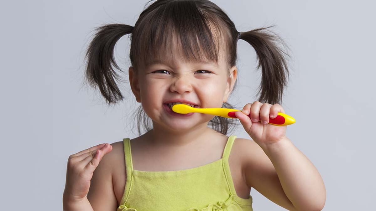 Les astuces imparables selon ce dentiste pour que votre bébé accepte de se brosser les dents !