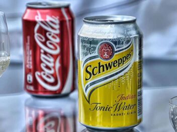Des microplastiques découverts dans vos sodas préférés : la vérité cachée derrière Coca-Cola et Schweppes