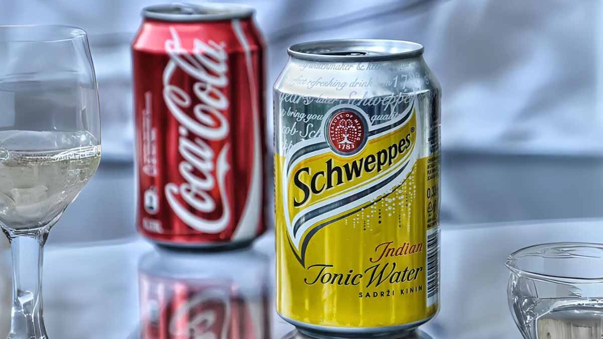 Des microplastiques découverts dans vos sodas préférés : la vérité cachée derrière Coca-Cola et Schweppes